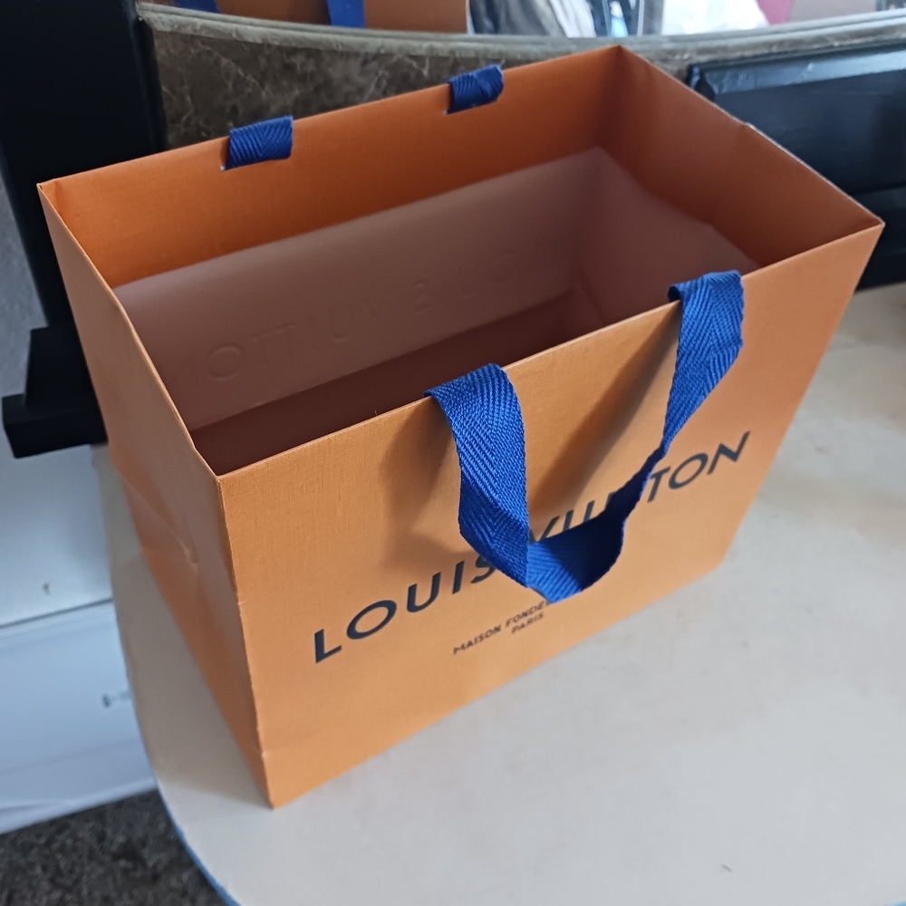 Louis Vuitton Box And Accessories - Picture 4 of 4
